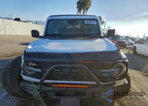 2022 Ford Bronco Base z USA, uszkodzony, nr VIN 1FMEE5DPXNLB36603